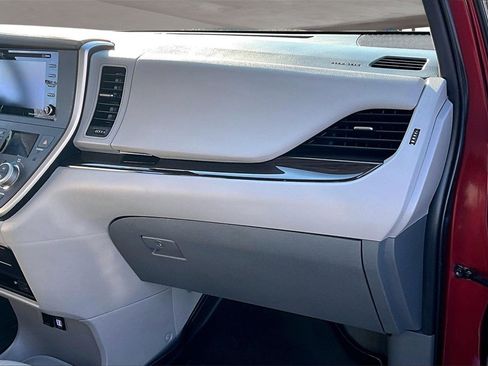 Used 2020 Toyota Sienna XLE Premium image 16