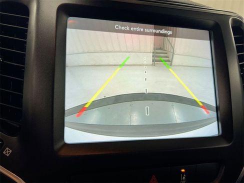 Used 2022 Jeep Cherokee Trailhawk image 14