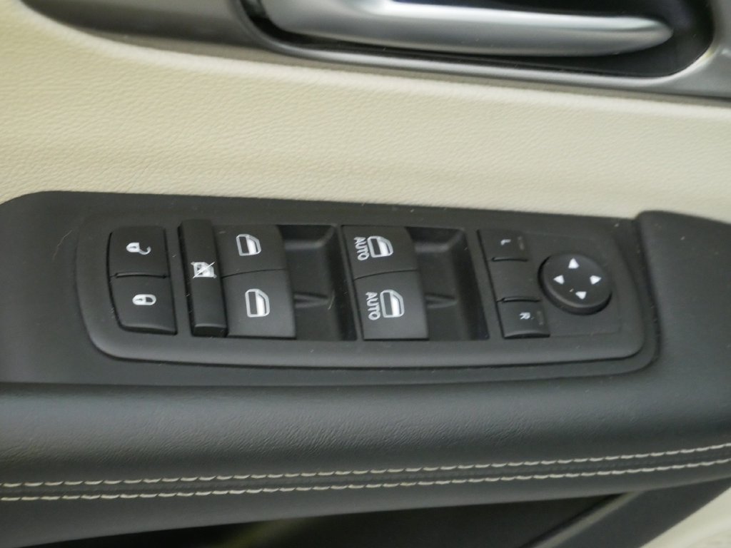 Used 2023 Chrysler Pacifica Touring-L FWD image 21