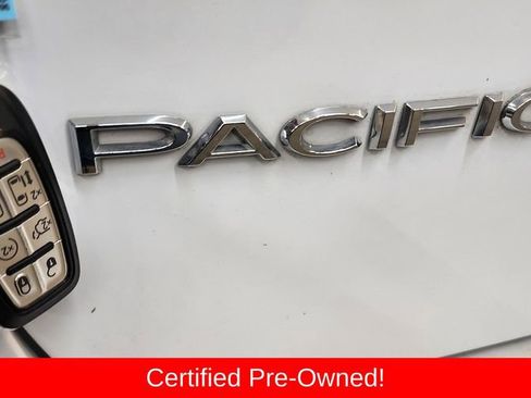 Used 2024 Chrysler Pacifica Touring-L image 39