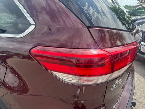 Used 2019 Toyota Highlander LE image 39