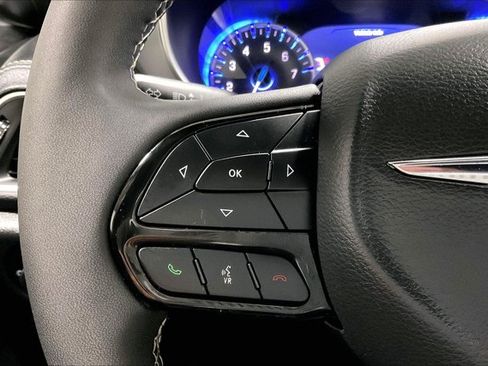 Used 2025 Chrysler Pacifica Limited FWD image 18