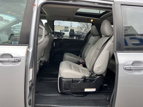 Used 2017 Toyota Sienna Limited image 36