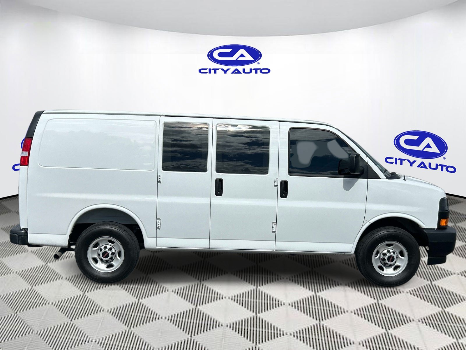 Used 2025 GMC Savana 2500 w/ Driver Convenience Package RWD image 2