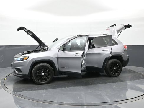 Used 2020 Jeep Cherokee Latitude w/ Cold Weather Group FWD image 48