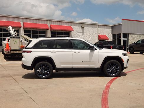 New 2026 Jeep Grand Cherokee Limited AWD/4WD image 7