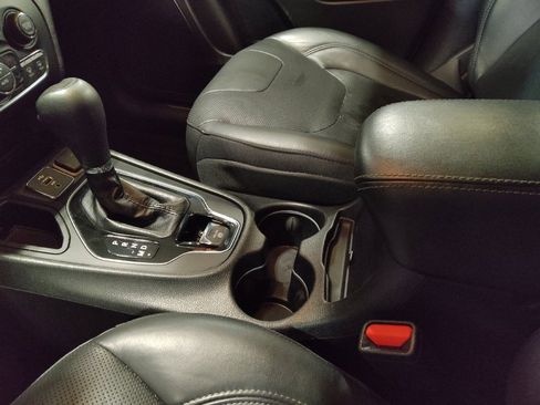 Used 2019 Jeep Cherokee Limited image 26