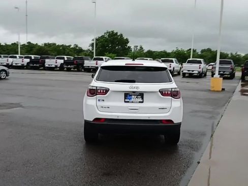 Used 2022 Jeep Compass Latitude w/ Sun and Sound Group AWD/4WD image 7