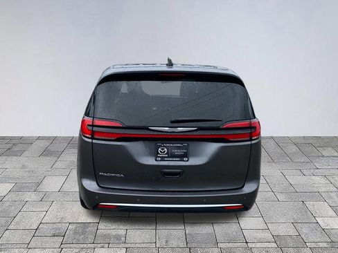 Used 2023 Chrysler Pacifica Touring-L FWD image 6