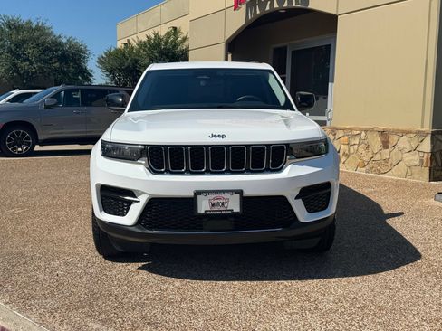 Used 2023 Jeep Grand Cherokee Laredo RWD image 5