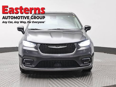 Used 2023 Chrysler Pacifica Touring-L FWD image 2