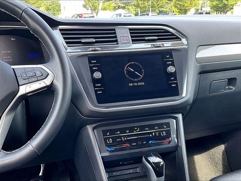 Used 2024 Volkswagen Tiguan SE AWD/4WD image 18