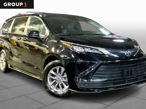 Certified 2025 Toyota Sienna LE image 3