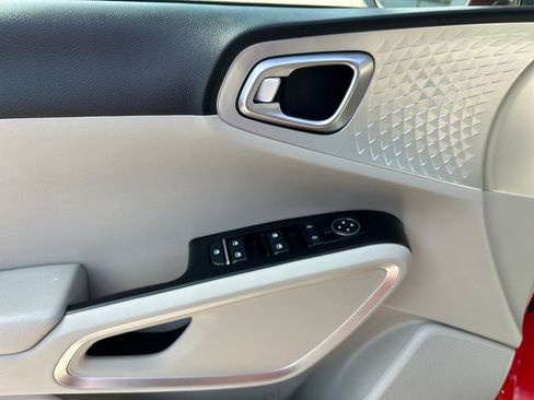 Used 2023 Kia Soul LX image 12