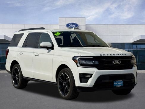 Used 2022 Ford Expedition Limited AWD/4WD image 2