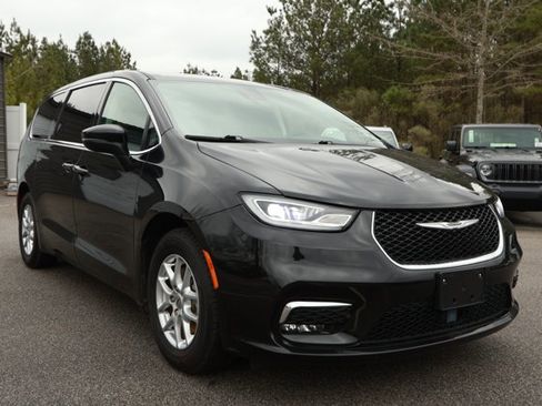 Used 2023 Chrysler Pacifica Touring-L image 3