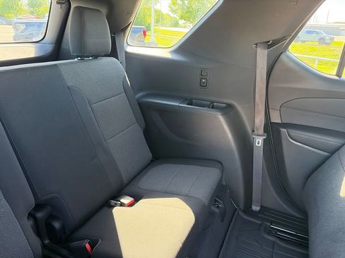 Used 2022 Chevrolet Traverse LT FWD image 38