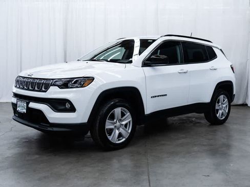 Used 2022 Jeep Compass Latitude w/ Convenience Group AWD/4WD image 3