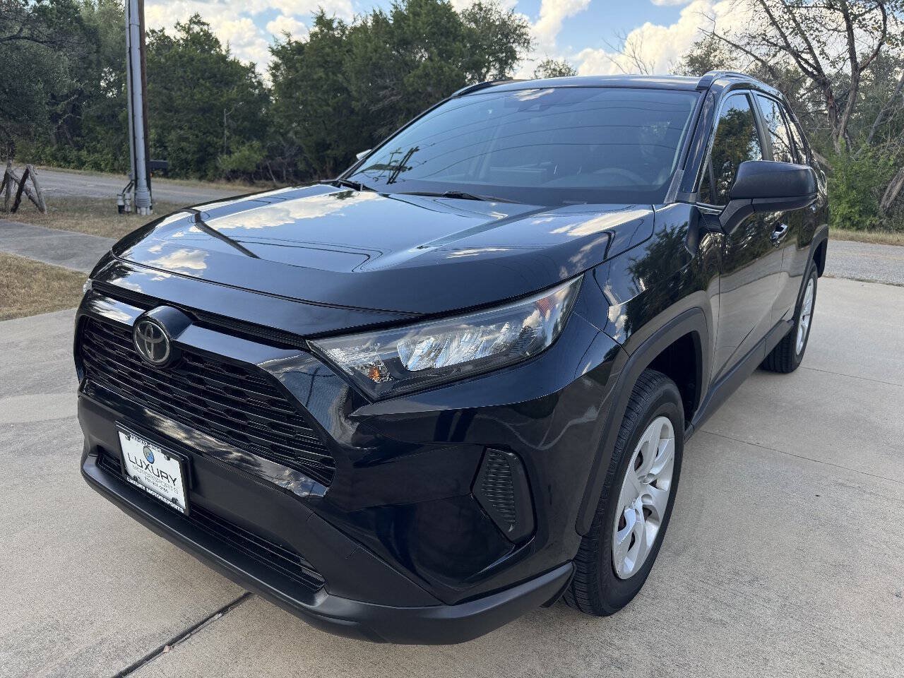 Used 2019 Toyota RAV4 LE FWD image 5