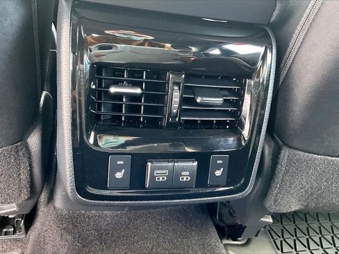 Used 2021 Toyota Avalon Limited image 11