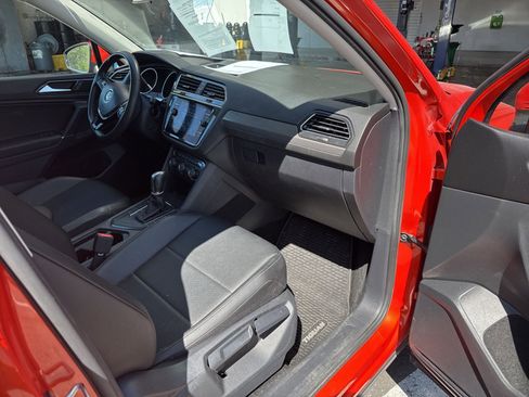 Used 2018 Volkswagen Tiguan SE w/ Panoramic Sunroof Package image 12