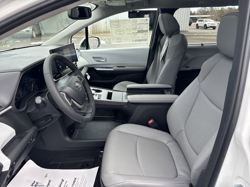 New 2025 Toyota Sienna XLE image 13