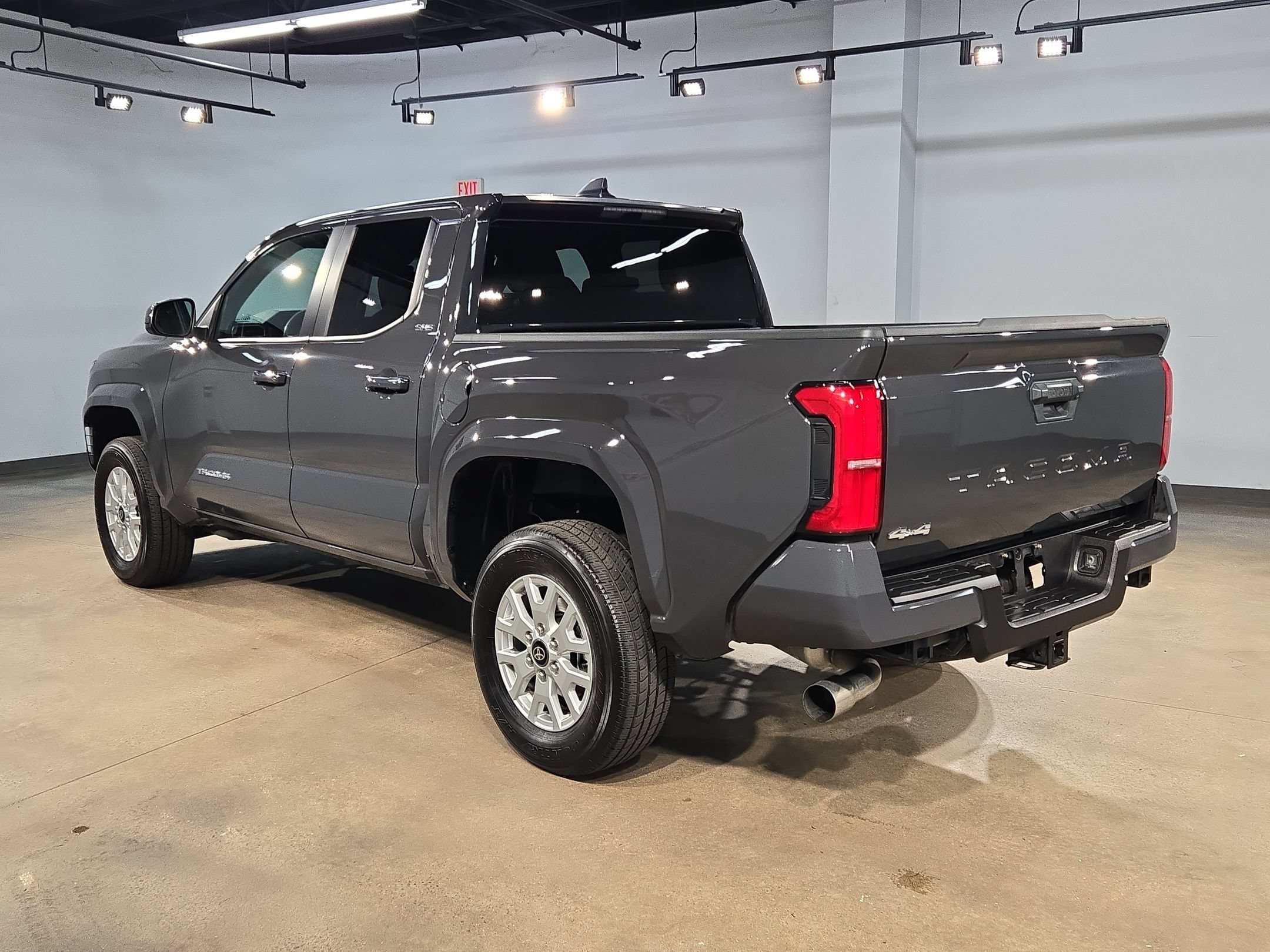 Certified 2025 Toyota Tacoma SR5 AWD/4WD image 5