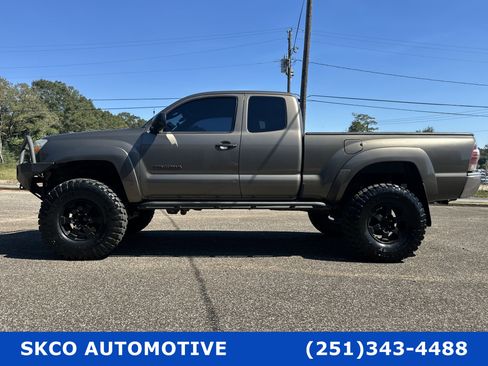 Used 2015 Toyota Tacoma 4x4 Access Cab V6 w/ TRD Off-Road Package image 2