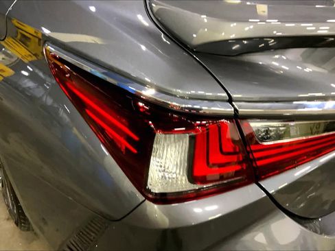 Used 2025 Lexus ES 300h w/ Luxury Package image 28