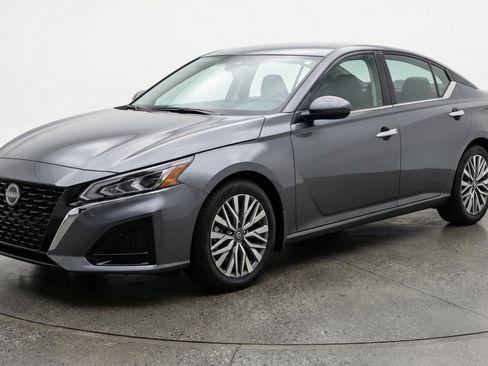 Used 2025 Nissan Altima 2.5 SV FWD image 3