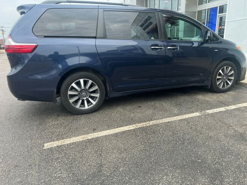 Used 2018 Toyota Sienna XLE w/ XLE Navigation Package image 6