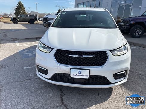 Used 2025 Chrysler Pacifica Select image 10