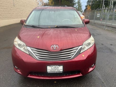Used 2013 Toyota Sienna XLE image 2