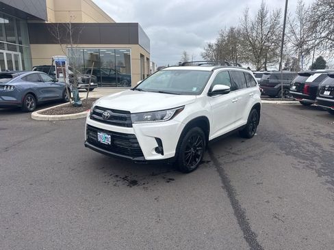 Used 2019 Toyota Highlander SE image 1