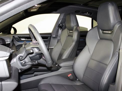 Used 2025 Porsche Macan Electric image 5