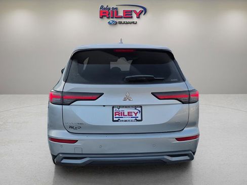 Used 2025 Mitsubishi Outlander SE image 4