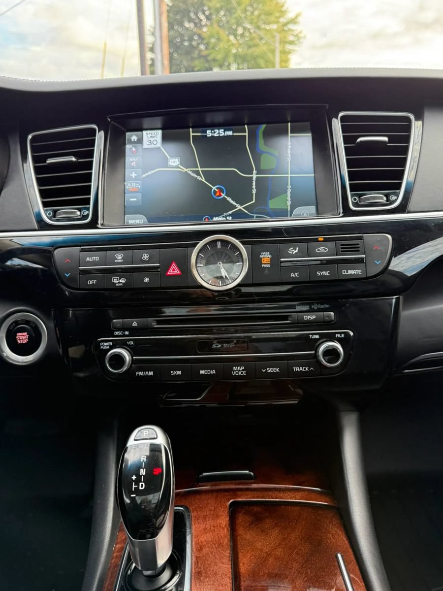 Used 2017 Kia K900 Luxury w/ VIP Plus Package RWD image 35