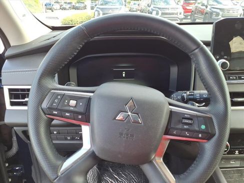 Used 2024 Mitsubishi Outlander SE image 8