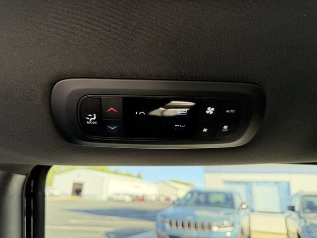 Used 2026 Chrysler Pacifica Select FWD image 28