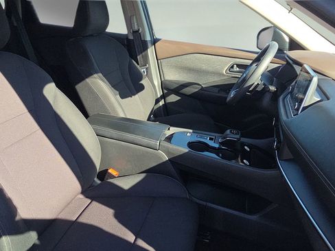 Used 2023 Nissan Rogue S image 25