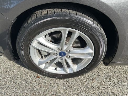 Used 2018 Ford Fusion SE w/ Fusion SE Technology Package image 12