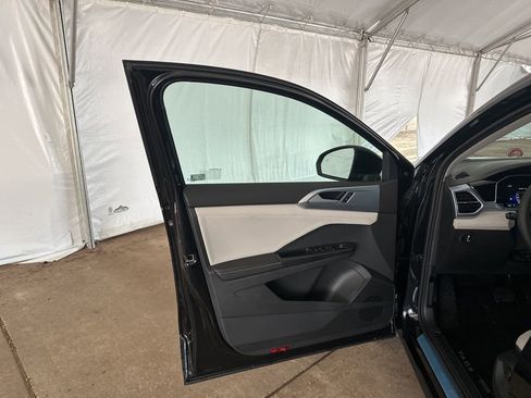 New 2026 Volkswagen Taos SE FWD image 9