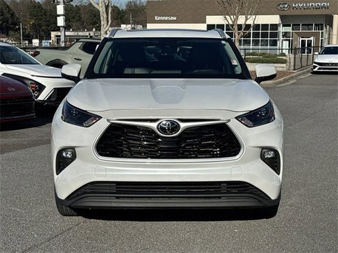 Used 2023 Toyota Highlander XLE image 2