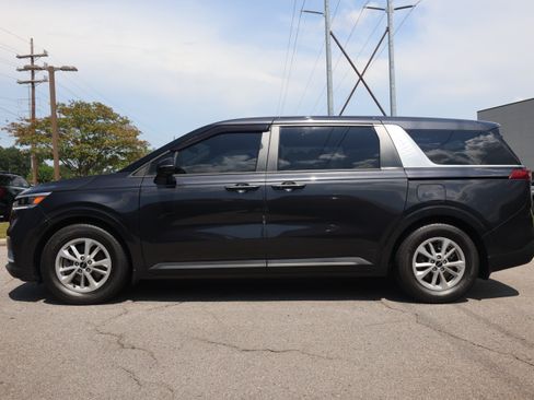 Used 2023 Kia Carnival LX FWD image 2