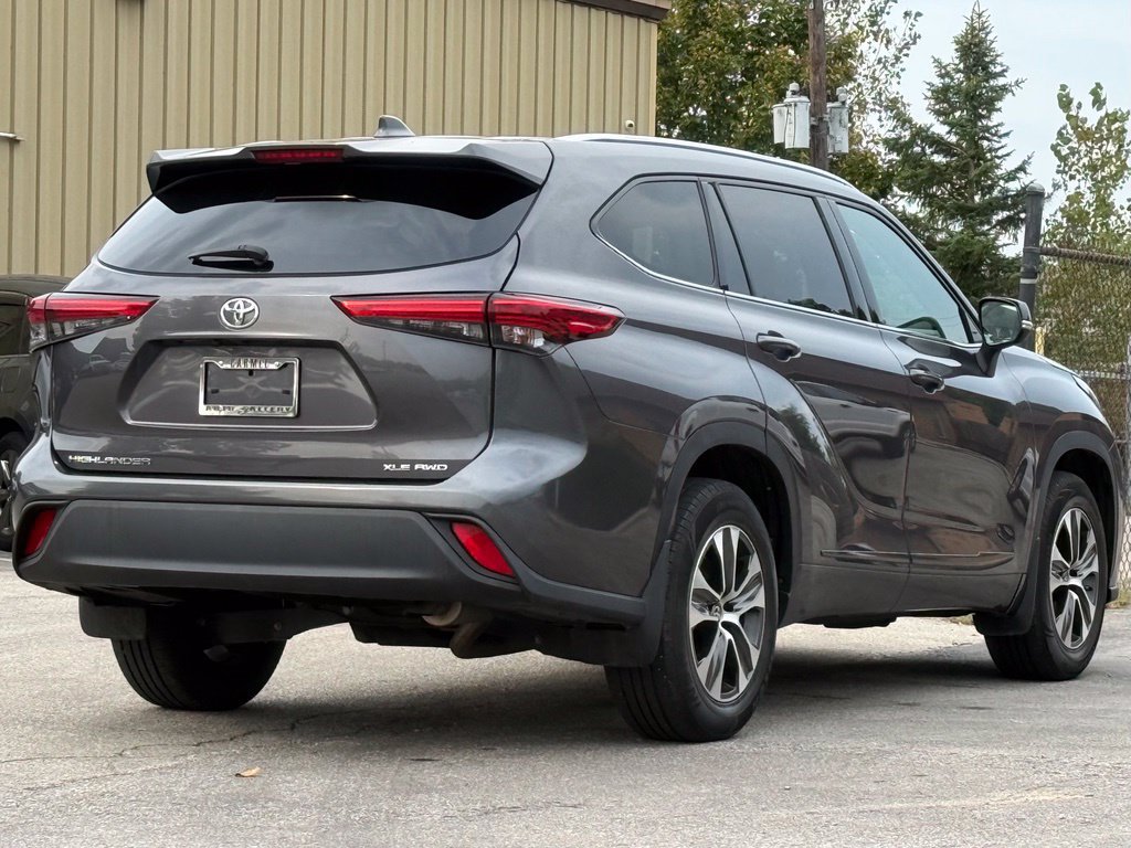 Used 2021 Toyota Highlander XLE AWD/4WD image 5
