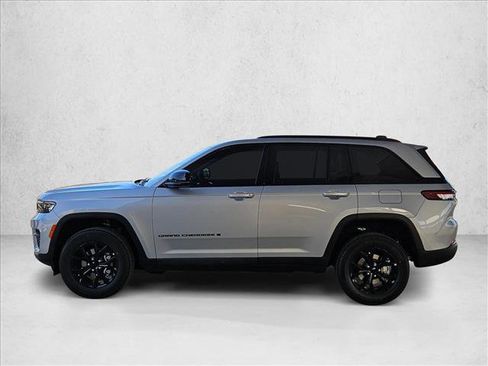 New 2025 Jeep Grand Cherokee Altitude image 9