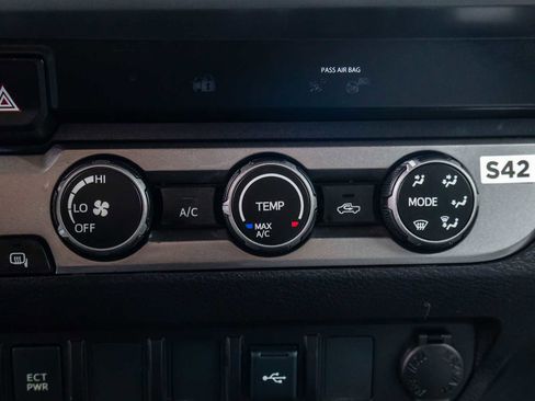 Used 2021 Toyota Tacoma SR5 RWD image 38