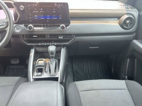 Used 2025 Chevrolet Colorado W/T RWD image 11