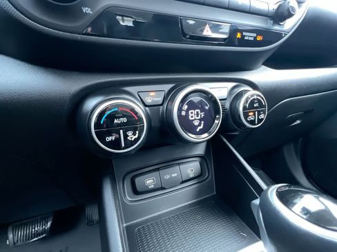 Used 2023 Hyundai Venue SEL image 19