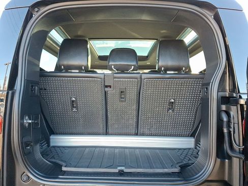 Used 2022 Land Rover Defender 90 X-Dynamic S image 31